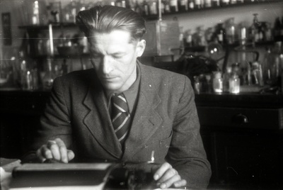 Anorgaanilise keemia kateedri assistent (1944-52) Voldemar Ora kirjutuslaua taga  similar photo