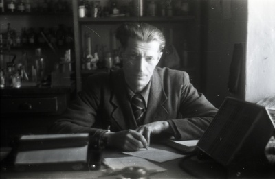 Anorgaanilise keemia kateedri assistent (1944-52) Voldemar Ora kirjutuslaua taga  similar photo