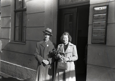 Maks Erich Raidla ja Elly Luise Helene (a-st 38/39 Ene Mall) Raidla (Sarri) perekonnaseisuameti ees  similar photo