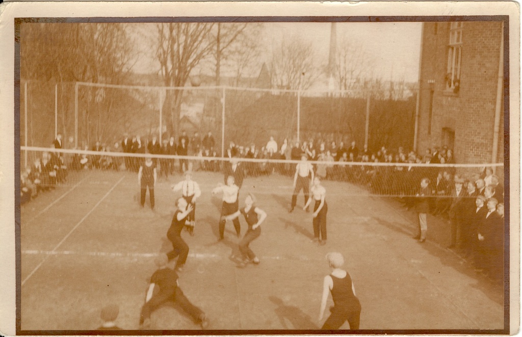 foto, Paide Gümnaasiumi poisid mängivad võrkpalli 1920-30-ndatel a.