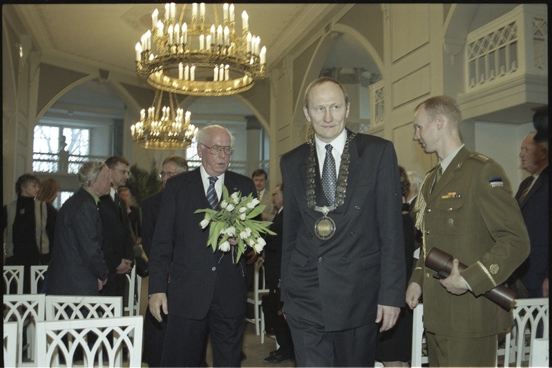 Skytte medali kätteandmine president Lennart Merile TÜ ajaloo muuseumi valges saalis, 26.märts 2001