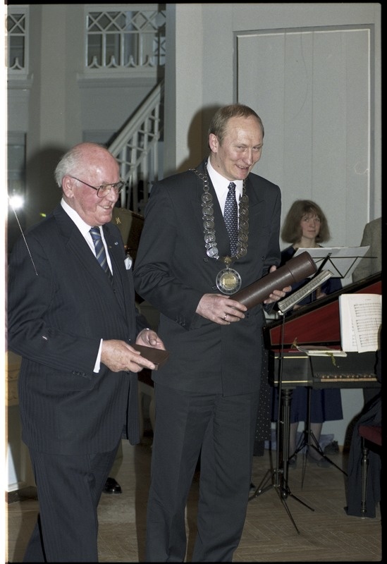 Skytte medali kätteandmine president Lennart Merile TÜ ajaloo muuseumi valges saalis, 26.märts 2001