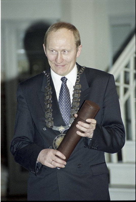 Skytte medali kätteandmine president Lennart Merile TÜ ajaloo muuseumi valges saalis, 26.märts 2001