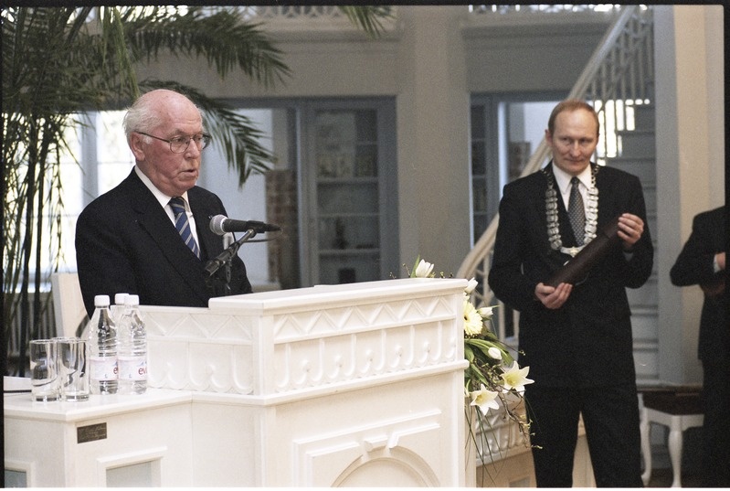 Skytte medali kätteandmine president Lennart Merile TÜ ajaloo muuseumi valges saalis, 26.märts 2001