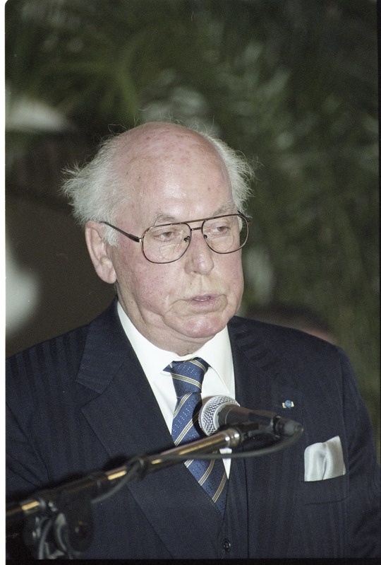 Skytte medali kätteandmine president Lennart Merile TÜ ajaloo muuseumi valges saalis, 26.märts 2001