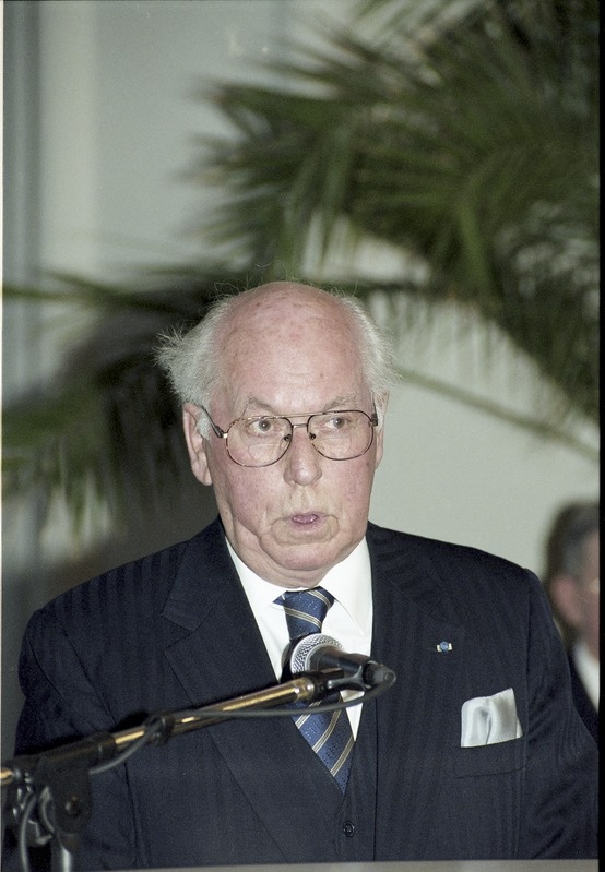 Skytte medali kätteandmine president Lennart Merile TÜ ajaloo muuseumi valges saalis, 26.märts 2001