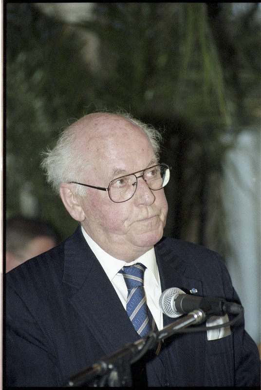 Skytte medali kätteandmine president Lennart Merile TÜ ajaloo muuseumi valges saalis, 26.märts 2001