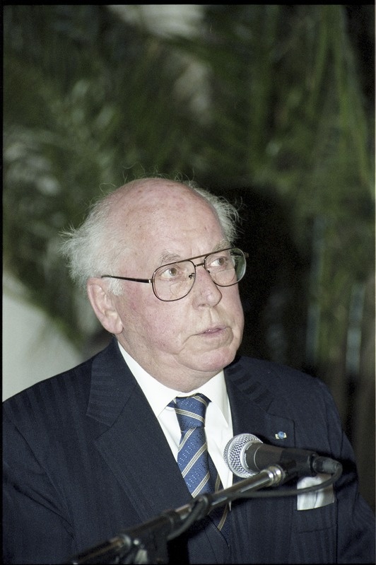 Skytte medali kätteandmine president Lennart Merile TÜ ajaloo muuseumi valges saalis, 26.märts 2001