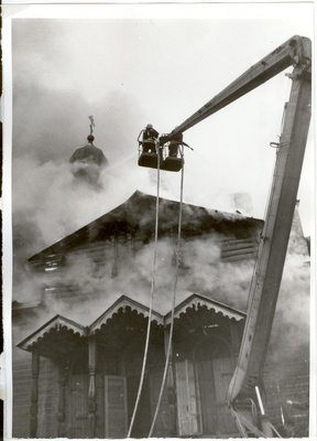 foto, tulekahju Paide vene õigeusu kirikus 19.04.1993.a.  similar photo