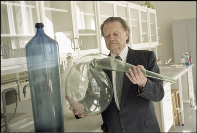 Tullio Ilomets rohelisest klaasist retorti laboris käes hoidmas, 23. aprill 2003.  similar photo