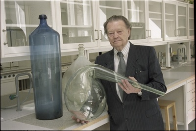 Tullio Ilomets rohelisest klaasist retorti laboris käes hoidmas, 23. aprill 2003.  similar photo
