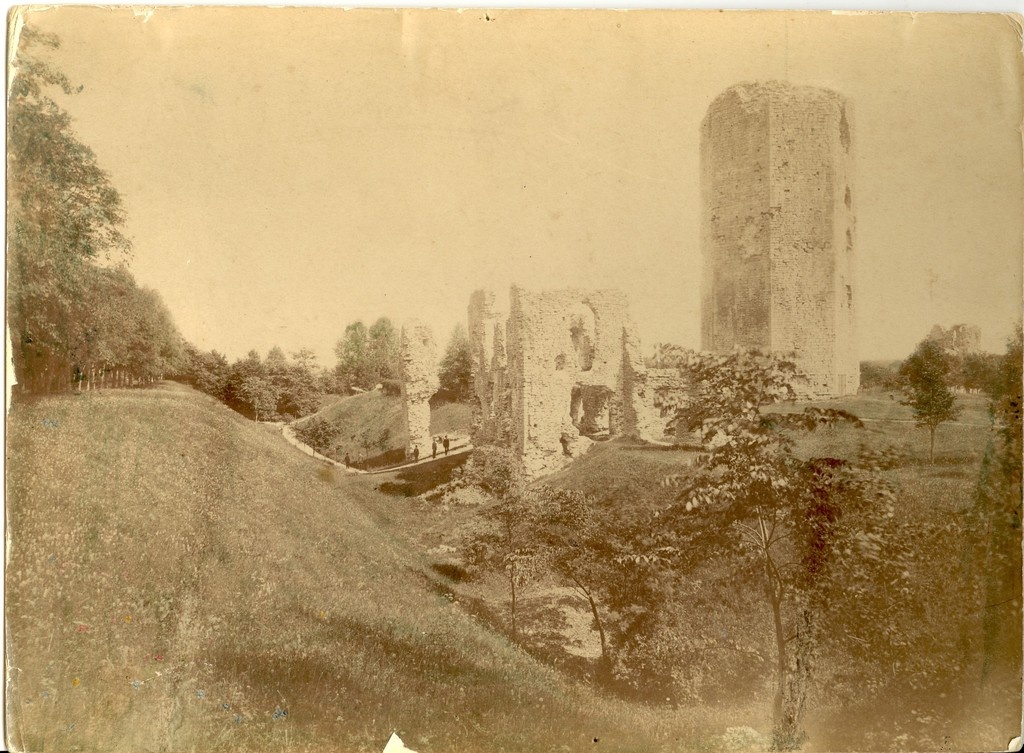 foto, Paide Vallimägi lossivaremete ja -torniga 19.saj. lõpul