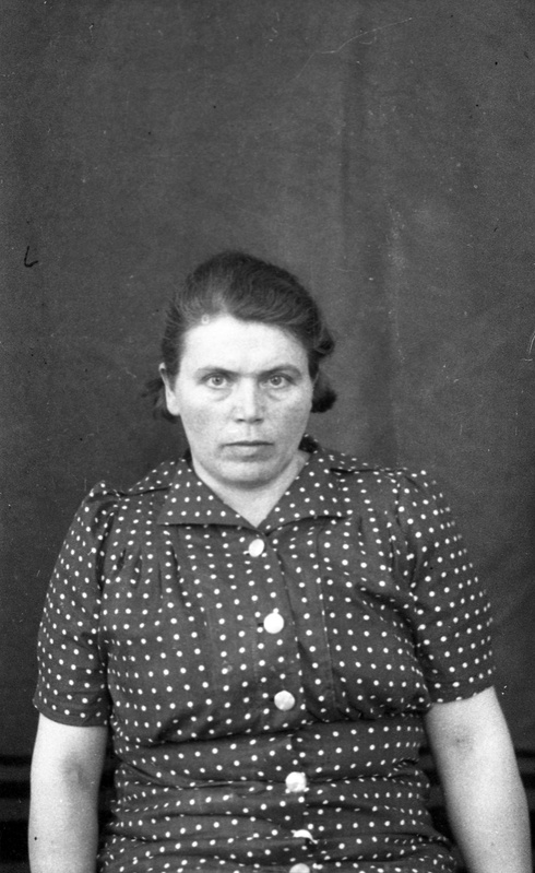 Naine (Tartu ülikooli I sisehaiguste ja silmakliinku personal ja I sisehaiguste ja I haavakliiniku personal. Passipilte)