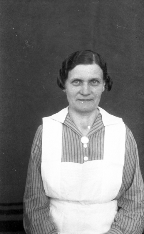 Naine (Tartu ülikooli I sisehaiguste ja silmakliinku personal ja I sisehaiguste ja I haavakliiniku personal. Passipilte)