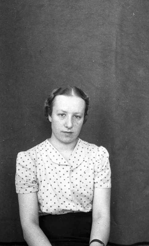 Naine (Tartu ülikooli I sisehaiguste ja silmakliinku personal ja I sisehaiguste ja I haavakliiniku personal. Passipilte)