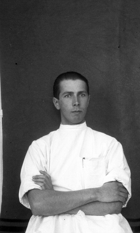 Mees (Tartu ülikooli I sisehaiguste ja silmakliinku personal ja I sisehaiguste ja I haavakliiniku personal. Passipilte)