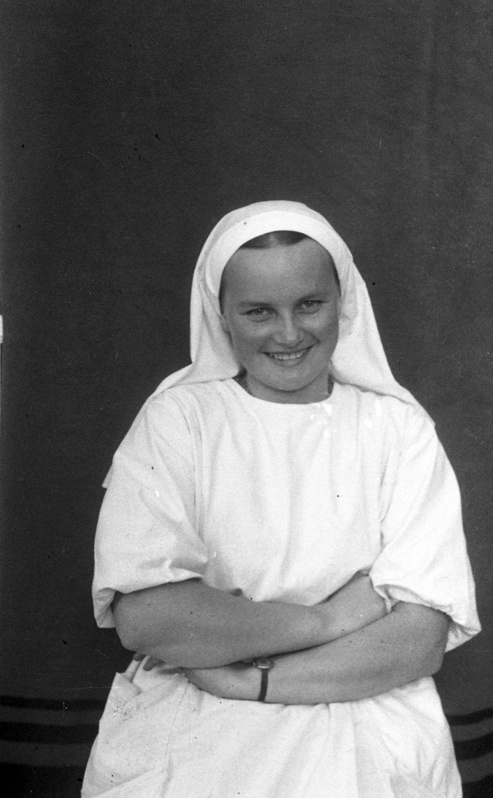 Naine (Tartu ülikooli I sisehaiguste ja silmakliinku personal ja I sisehaiguste ja I haavakliiniku personal. Passipilte)