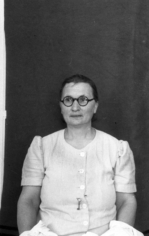 Naine (Tartu ülikooli I sisehaiguste ja silmakliinku personal ja I sisehaiguste ja I haavakliiniku personal. Passipilte)