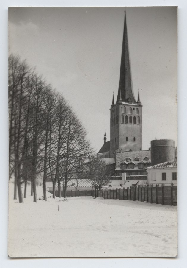 Winter view by the northern puiestee towards the church of Oleviste.