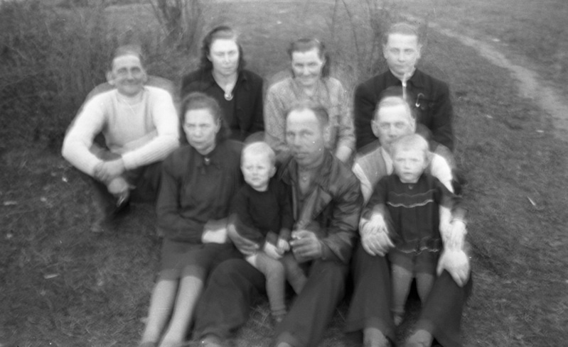 TRÜ kemikaalide lao hobusemees August Sonn (tagareas vasakul) perega?