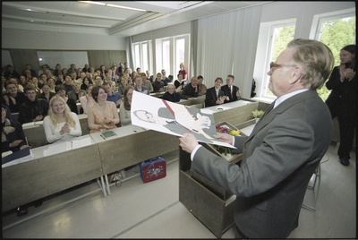 Prof. Helmut Piirimäe viimane uusaja loeng Lossi tänava õppehoones. 45 aastat uusaja loenguid Tartu ülikoolis  similar photo