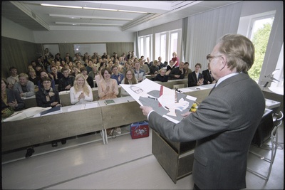 Prof. Helmut Piirimäe viimane uusaja loeng Lossi tänava õppehoones. 45 aastat uusaja loenguid Tartu ülikoolis  similar photo