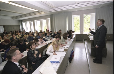 Prof. Helmut Piirimäe viimane uusaja loeng Lossi tänava õppehoones. 45 aastat uusaja loenguid Tartu ülikoolis  similar photo