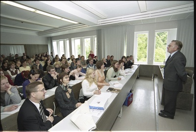 Prof. Helmut Piirimäe viimane uusaja loeng Lossi tänava õppehoones. 45 aastat uusaja loenguid Tartu ülikoolis  similar photo