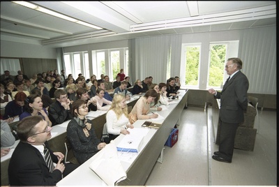 Prof. Helmut Piirimäe viimane uusaja loeng Lossi tänava õppehoones. 45 aastat uusaja loenguid Tartu ülikoolis  similar photo