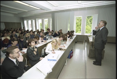 Prof. Helmut Piirimäe viimane uusaja loeng Lossi tänava õppehoones. 45 aastat uusaja loenguid Tartu ülikoolis  similar photo