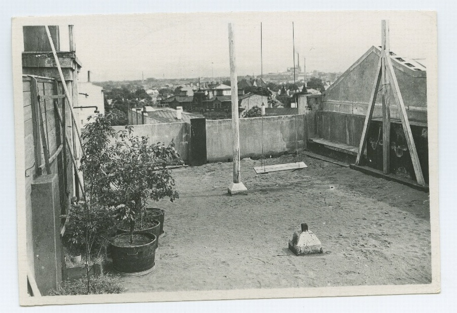 The corner of Tallinn, Pärnu highway and Tatari Street, the garden on the roof of the house.