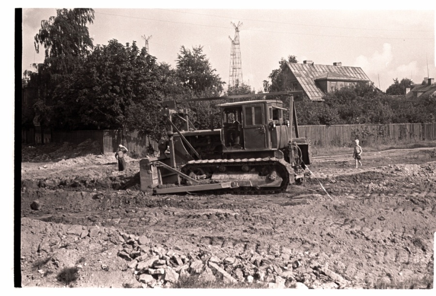 Tallinn, Railway Street in Lilleküla, smoothing the soil for making the road.