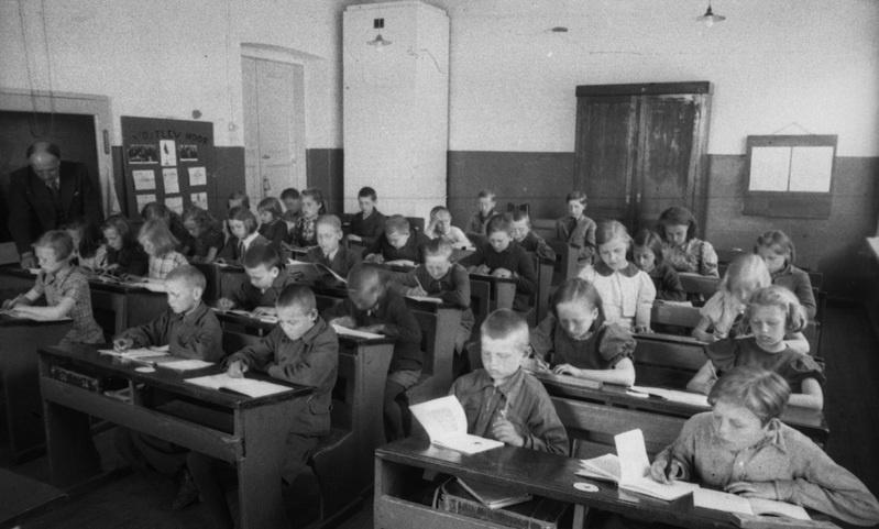 Tartu 3. algkooli 3. klass kevadel 1941. aastal klassiruumis