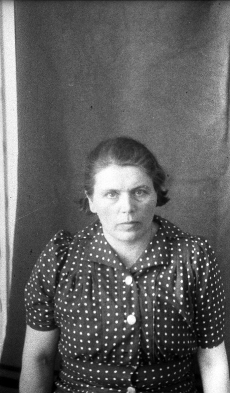 Naine (Tartu ülikooli I sisehaiguste ja silmakliinku personal ja I sisehaiguste ja I haavakliiniku personal. Passipilte)
