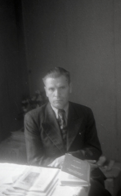 TRÜ psühhiaatria kateedri juhataja (1941–75), arstiteaduskonna prodekaan (1944–49) Elmar Karu kirjutuslaua taga