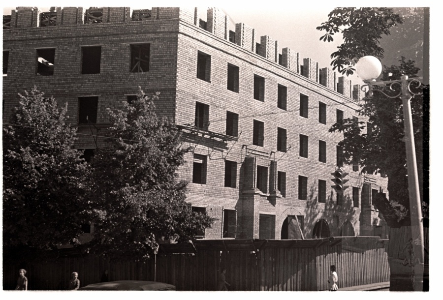 The corner of Tallinn, Education and Suvorov Street, construction of a new apartment.