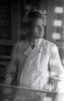 Mees apteegis (Abel, apt. mag)  similar photo