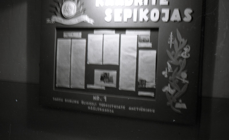Tartu Riikliku Ülikooli teenistujate ametiühingu häälekandja Kaadrite sepikojas (TRÜ aulas 1. mai aktus ja edasi rongkäik)