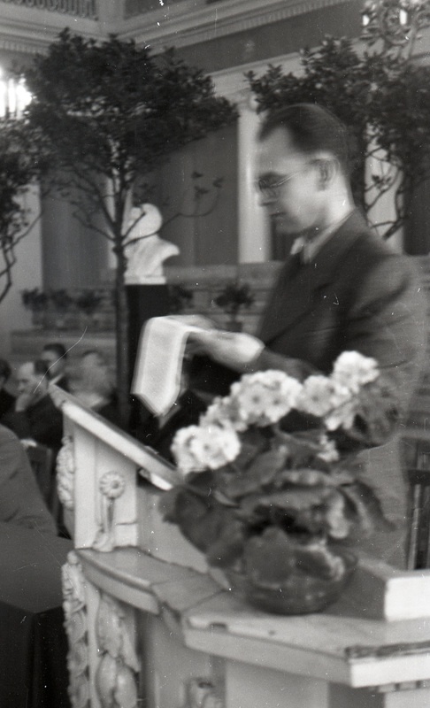 TRÜ teadusprorektor (1944-50) Karl Taev aulas kõnepuldis (TRÜ aulas 1. mai aktus ja edasi rongkäik)