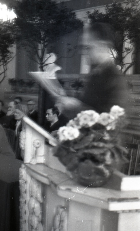 TRÜ teadusprorektor (1944-50) Karl Taev aulas kõnepuldis (TRÜ aulas 1. mai aktus ja edasi rongkäik)