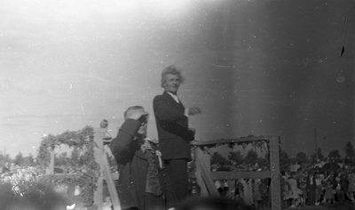 Juhan Simm dirigeerimas ja Richard Ritsing (vasakul) platvormil (laulupidu)?  similar photo