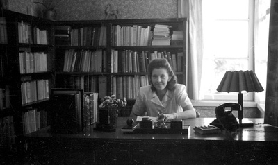 TRÜ teaduskonnasisehaiguste kateedri assistent (1944-50) Valve Saarma kirjutuslaua taga  similar photo