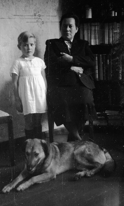 Naine lapse ja koeraga (dr. Šmidt / Helene Schmidt?)