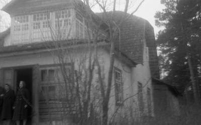 Elmar Kaldi abikaasa Ida Kald (vasakult) ja naine maja trepil seismas  similar photo