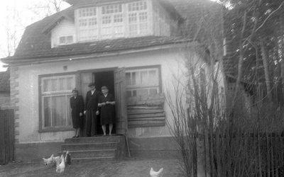 Elmar Kaldi abikaasa Ida Kald (vasakult), poeg Taevo Kald ja naine maja trepil seismas  similar photo