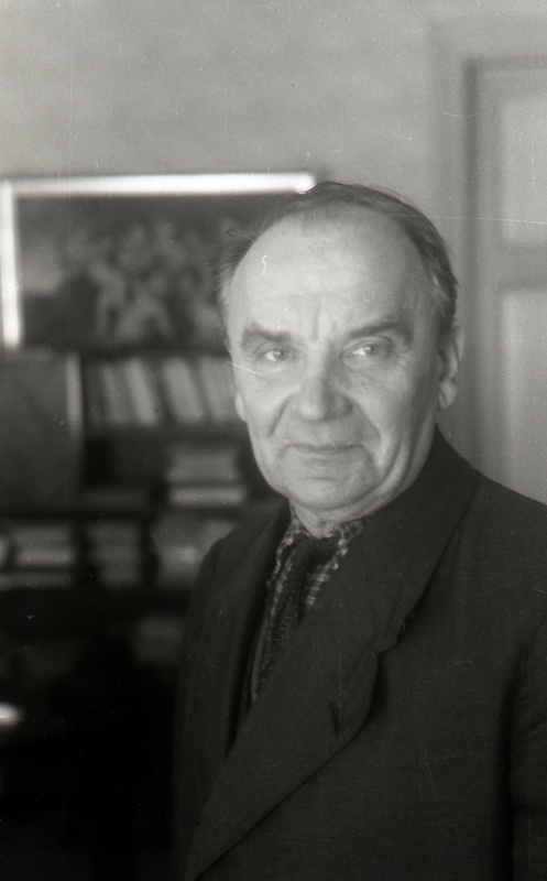 Tähetorni direktor (1919-48), TRÜ astronoomiakateedri juhataja (1919-59) prof Taavet Rootsmäe