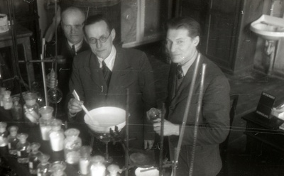 TRÜ orgaanilise keemia kateedri juhataja dotsent (1944-60) Ants Soss koos laborantidega  similar photo