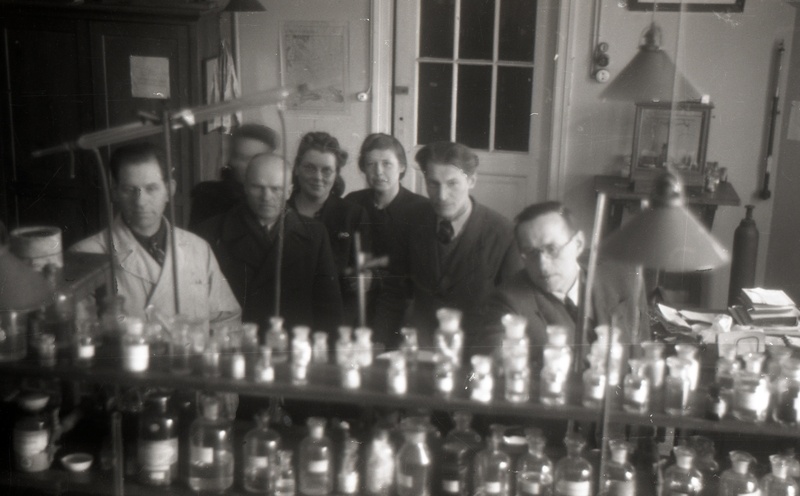 TRÜ orgaanilise keemia kateedri juhataja dotsent (1944-60) Ants Soss koos laborantidega