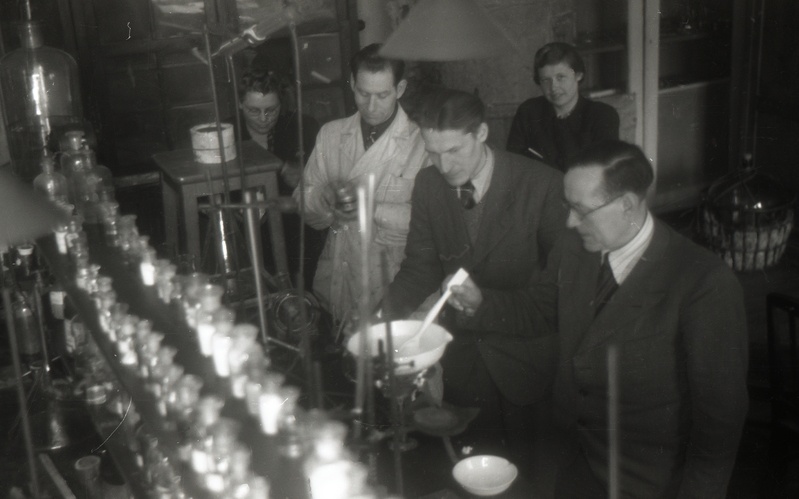 TRÜ orgaanilise keemia kateedri juhataja dotsent (1944-60) Ants Soss koos laborantidega