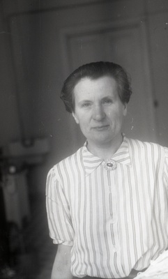 Akušöör-günekoloog, Tartu Kliinilise Sünnitusmaja osakonna juhataja (1945-59), TRÜ sünnitusabi ja günekoloogia kateedri vanemõpetaja (1945-59), rektor Alfred Koorti abikaasa Anna Koort  similar photo